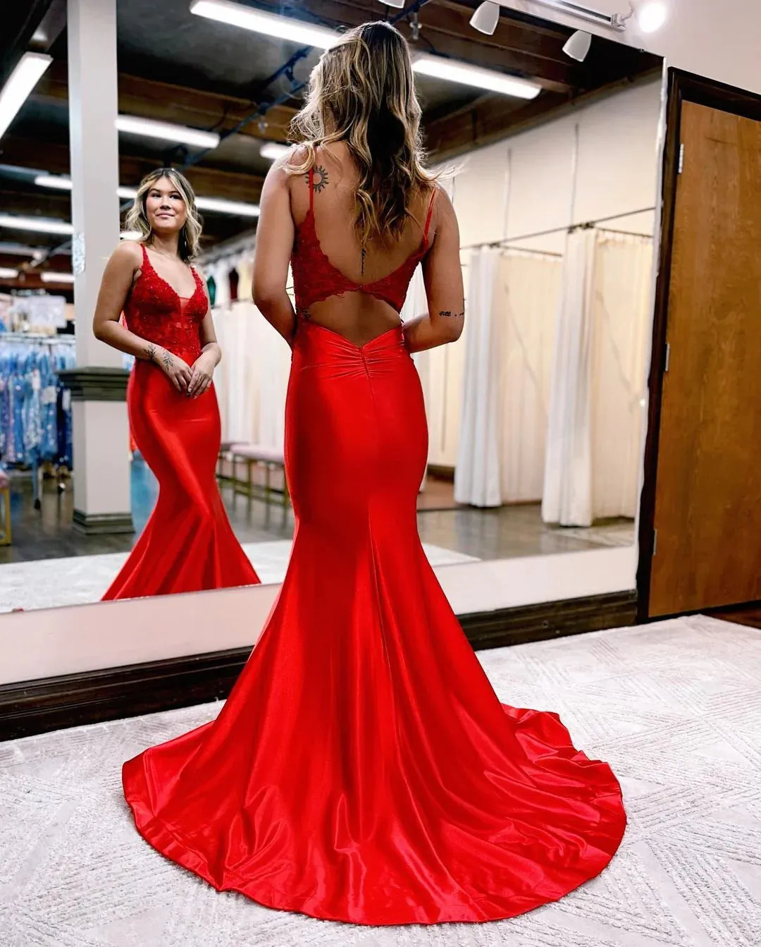 Charming Mermaid V Neck Navy Satin Prom Dresses with Appliques